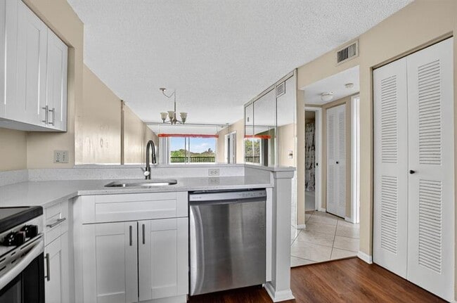 Building Photo - 2236 N Cypress Bend Dr