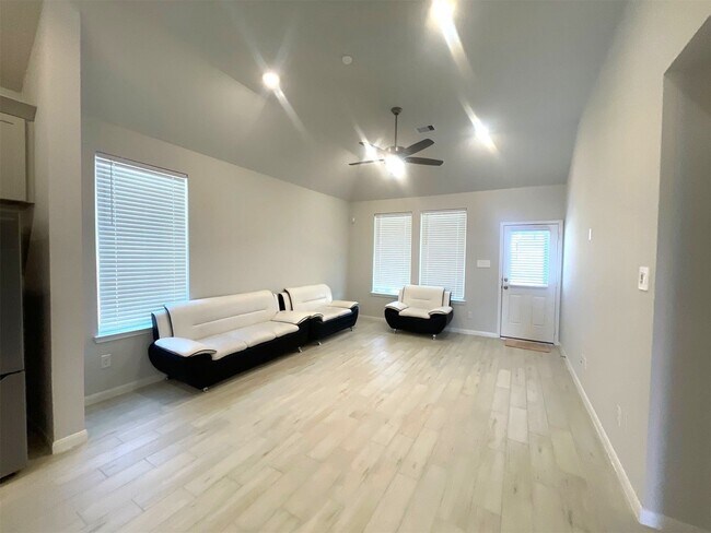 Building Photo - 12614 White Pelican Ct