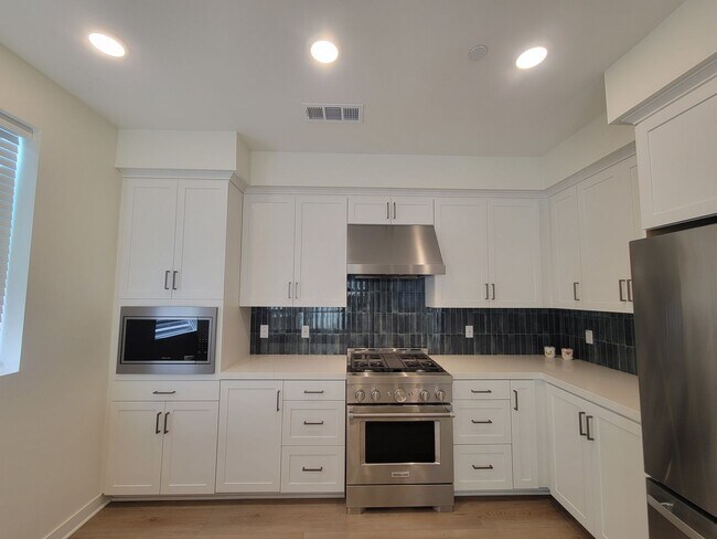 Building Photo - Two-bedroom, two-and-a-half-bath tri-level townhouse located in Arcadia, CA