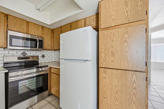 Building Photo - 559 S Lesueur