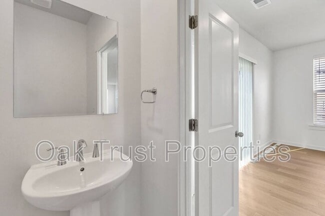 Building Photo - 236 Somerset Acrs Dr