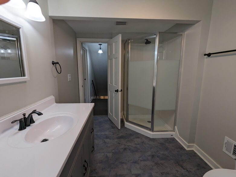 Upstairs Bath - 1231 Chestnut St