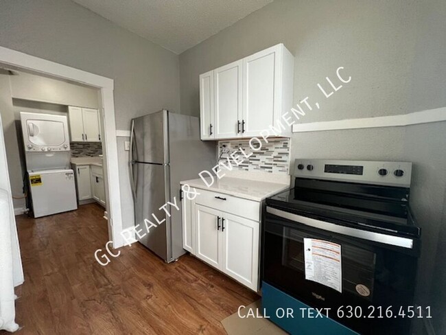 Building Photo - *** 2 BDRM / 1 BTH / GARAGE PARKING AVAIL ...