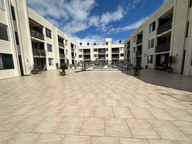 Pool area and terrace lounge - 1140 E Ocean Blvd