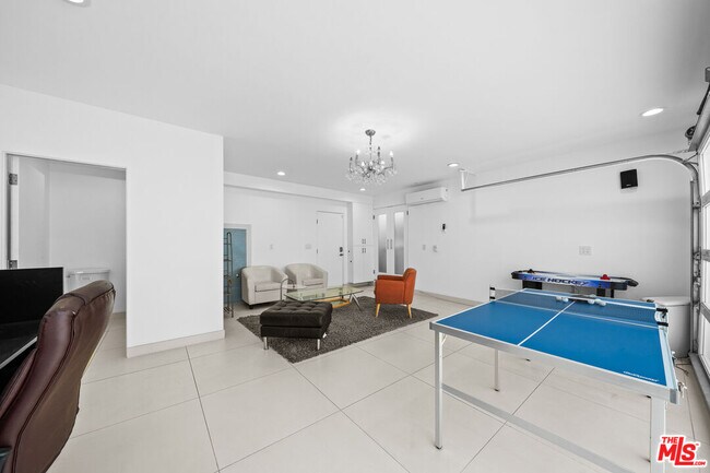 Building Photo - 355 S Sycamore Ave