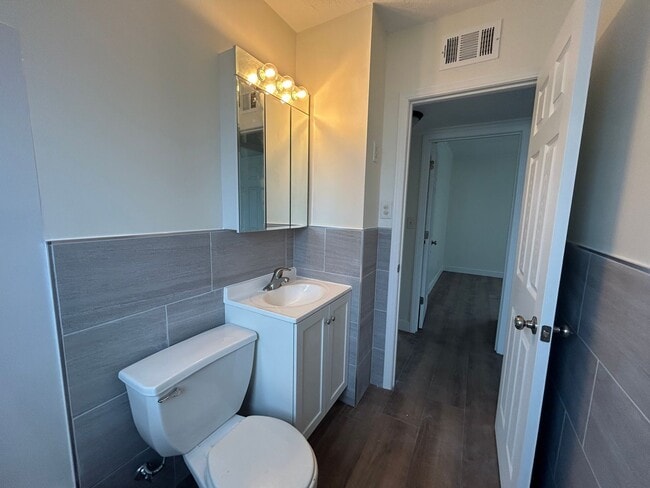 Building Photo - Newly updated 2 bedroom 1 bath home in Rock Island with Garage!