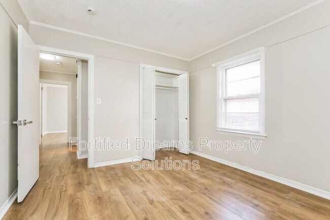 Building Photo - 1737 Willow Rd