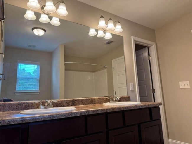 Building Photo - 495 Kirkland Dr