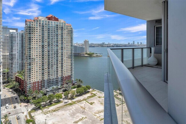 Building Photo - 1300 Brickell Bay Dr