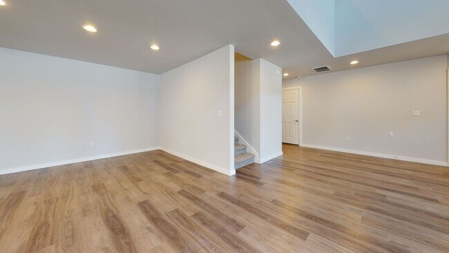 Building Photo - Large & Luxurious 3 Bedroom Available Near...