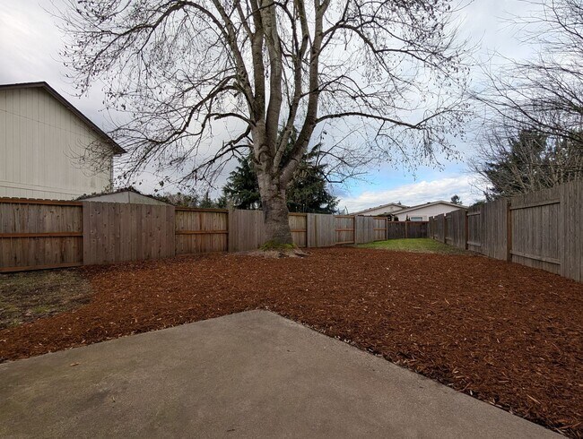 Building Photo - 3-Bedroom, 2.5-Bath Home Close To River Road In Eugene!