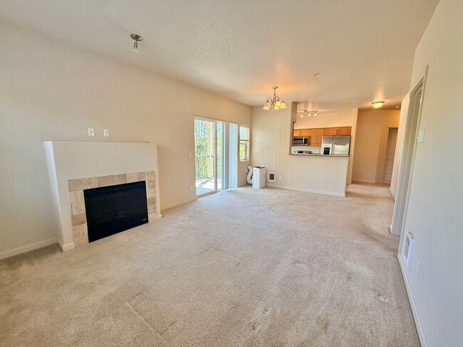 Building Photo - ***1/2 MONTH FREE MUST MOVE IN BY 7/31/26!!!!*** Spacious 2 Bedroom Condo in Hillsboro with Water...