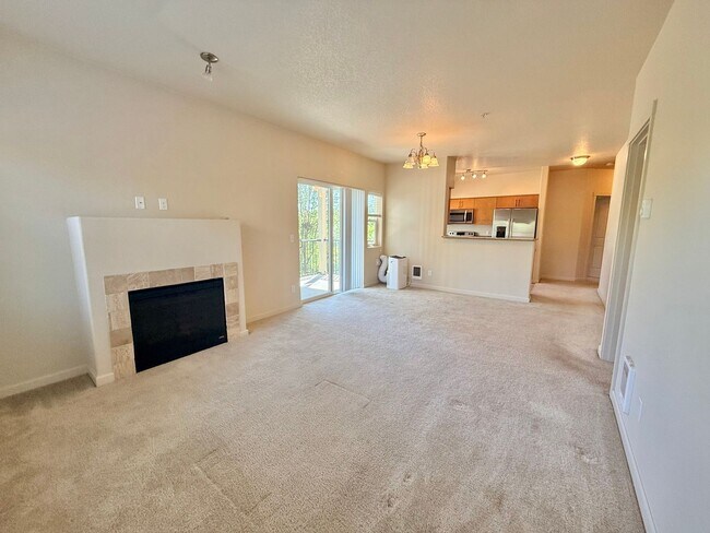Building Photo - Spacious 2 Bedroom Condo in Hillsboro with Water/ Sewar & Garbage Included and 1 Car Garage!