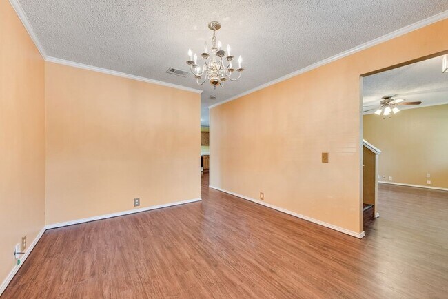 Building Photo - 220 High Pointe Ln