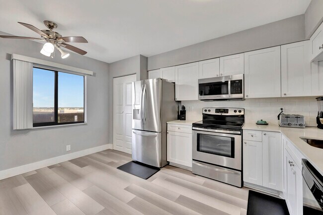 Building Photo - 2200 S Cypress Bend Dr