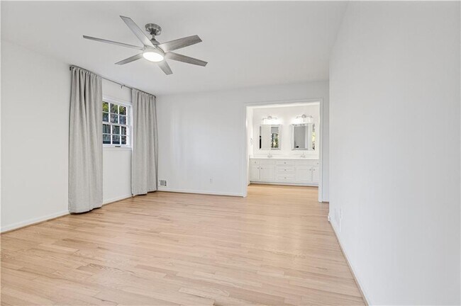 Building Photo - 2713 Briarlake Rd NE