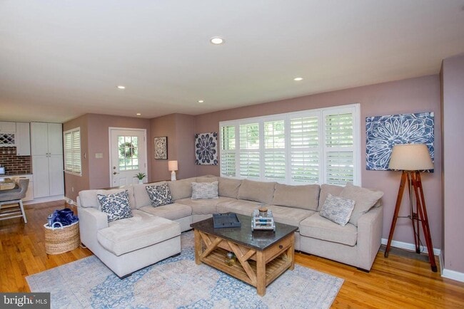 Building Photo - 67 Townview Dr