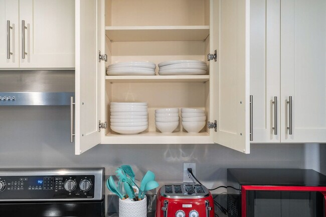 Building Photo - 3202 15th Ave W