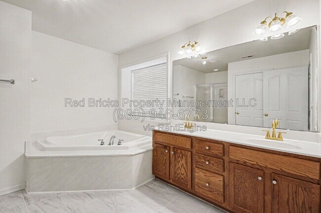 Building Photo - 7864 Whispering Wood Dr