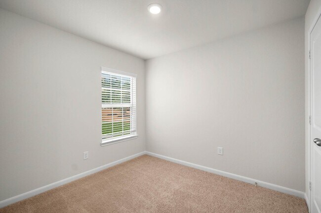 Building Photo - 16475 Honeysuckle Hl Dr