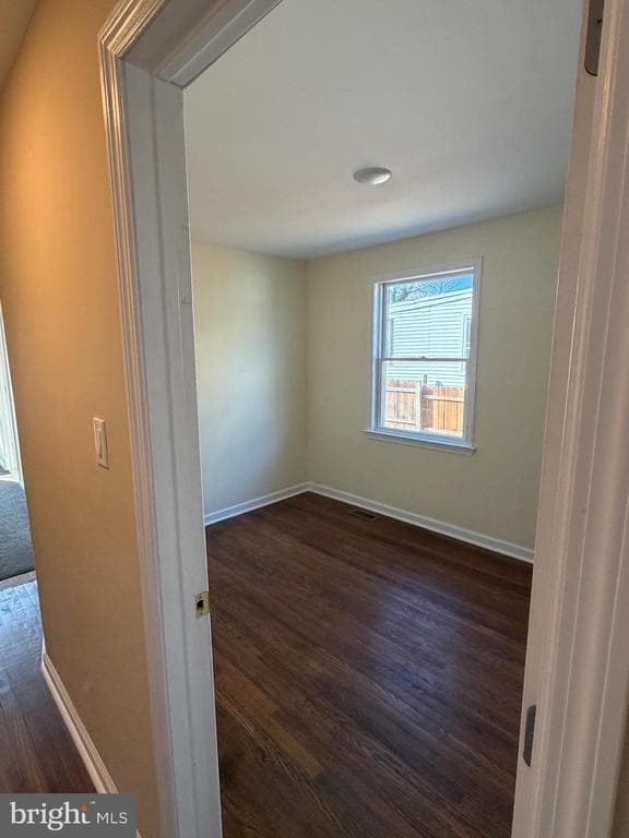 Building Photo - 15 W Floral Ave