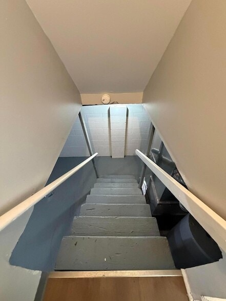 Building Photo - 1975 Dunbar Dr