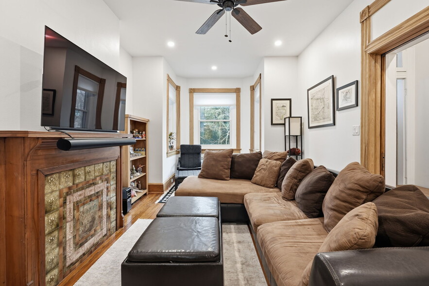 Building Photo - 502 D St NE