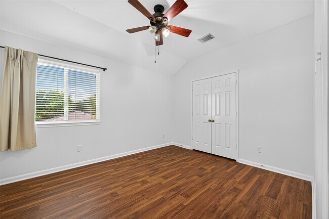 Building Photo - 10314 Five Oaks Crossing