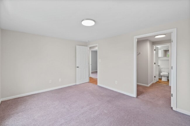 Building Photo - Condo in Woodside Square. 3Br / 1Ba Renovated. Garage.