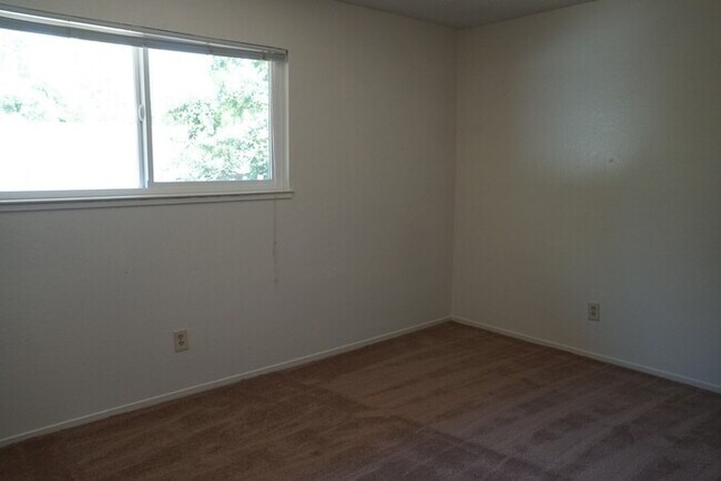 Building Photo - 3 bedroom 1 bath duplex in the wonderful city of Fair Oaks!