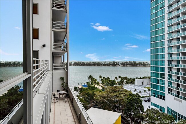 Building Photo - 2025 Brickell Ave
