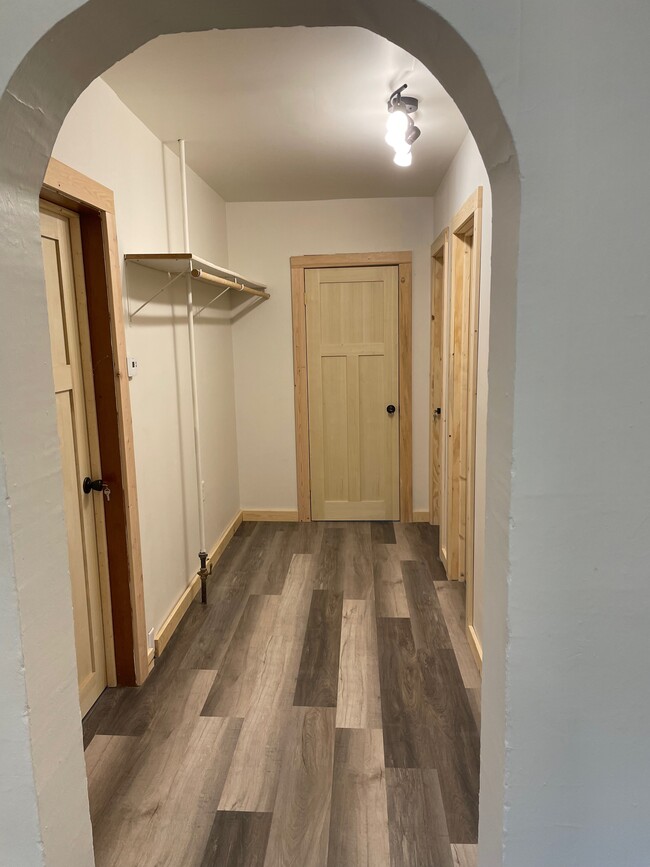 hallway between 4 bederooms - 302 3rd Ave, west