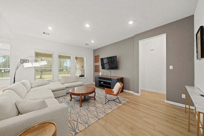 Building Photo - 9405 Vis Fls Trce