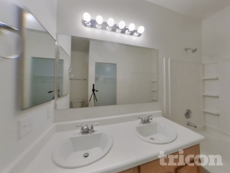 Building Photo - 2097 E Paso Fino Dr