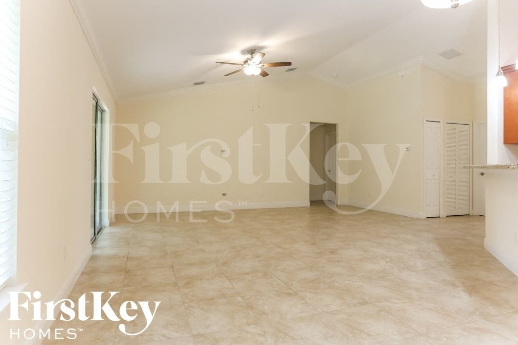 Building Photo - 980 SW Del Rio Blvd