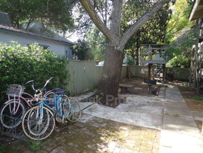 Building Photo - 605 W 6th St