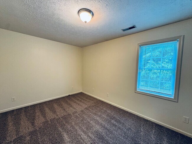 Building Photo - 127 Primrose Ln