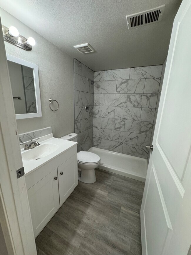 Building Photo - 912 San Pedro Dr SE