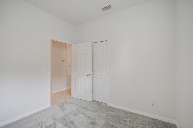 Building Photo - Spacious 3/2 Condo in the Gated Oakwater Community with Single Car Garage! Brand new carpets and ...