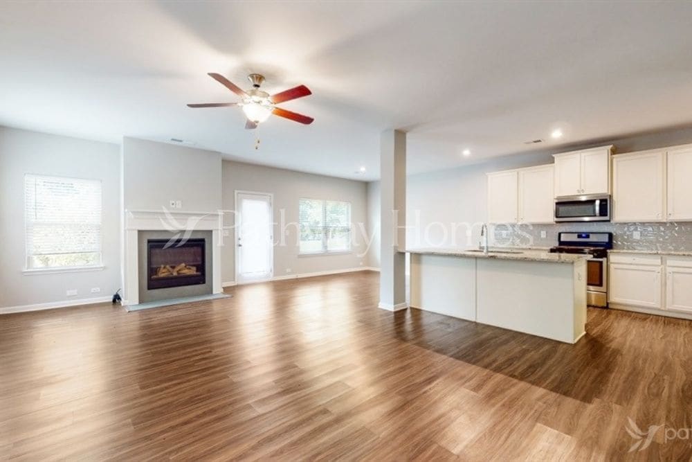 Building Photo - 3950 Lake Manor Way