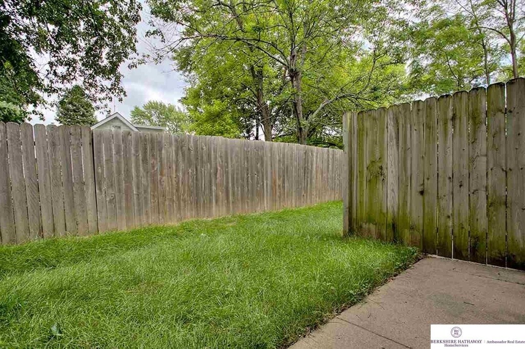 Building Photo - 1901 Winnie Dr