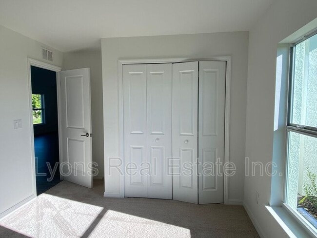 Building Photo - 2744 NE 5th Pl