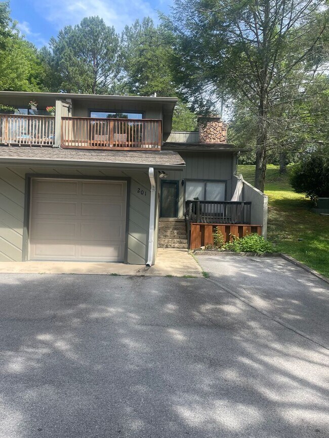 Building Photo - Knoxville 37918 - 2 bedroom, 2.5 bath Townhome - Contact Lisa Vineyard & Shannon Russell (865) 21...