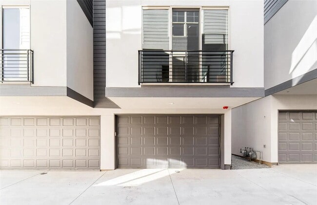 Building Photo - Amazing Jefferson Park 2 Bed / 4 bath Dupl...
