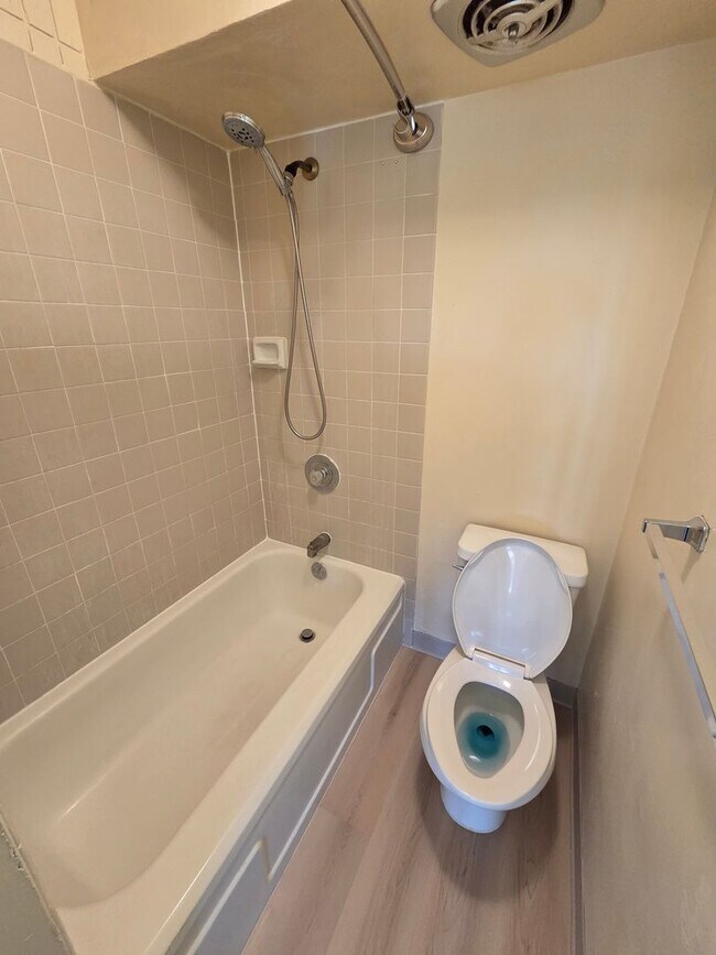 Building Photo - Charming 2 bedroom, 2 bathroom, 1 covered ...