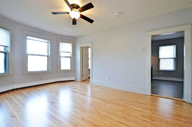 Building Photo - Spacious 3-Bedroom Lower-Level Unit Available Now in West St. Paul!