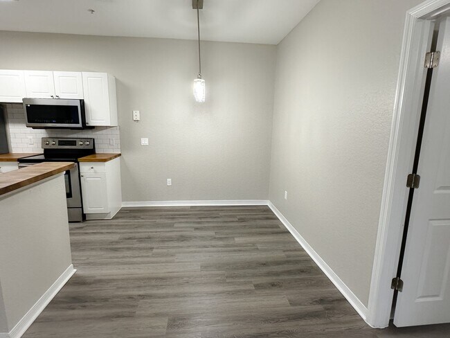 Building Photo - Crescent Place - 11-206