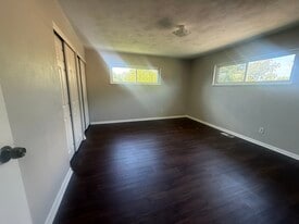 Building Photo - 2235 1/2 Iroquois St