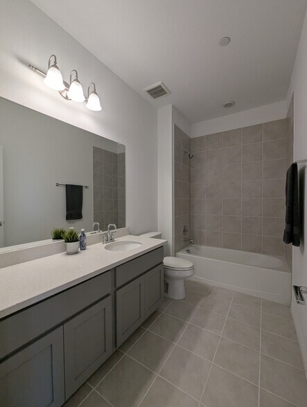 Secondary Bathroom - 2257 Adena Springs Dr