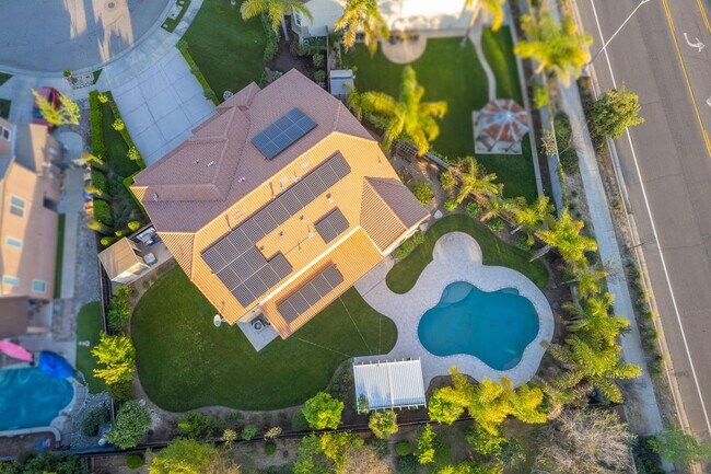 Building Photo - Spacious Home on Oversized Lot with Pool and Solar!